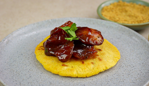 ¿Cómo preparar el Chorizo Santa Rosano Flambeado con Arepas de Maíz y Miel de Panela?